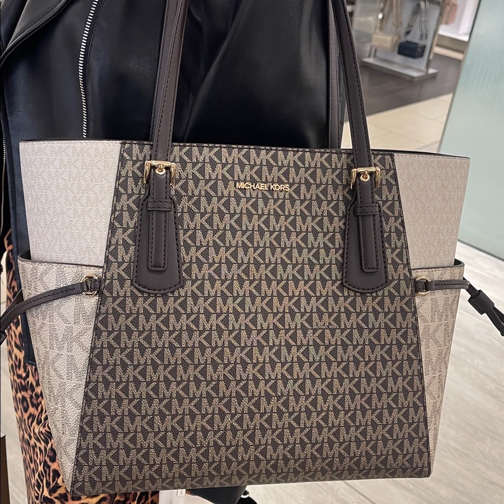 MICHAEL KORS Voyager Lg Color-Block Metallic Signature Logo EW Tote
Brown
NWT - Picture 15 of 16